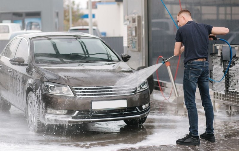 Greșeli care te pot costa mult atunci când mergi cu mașina la o spălătorie auto cu fise