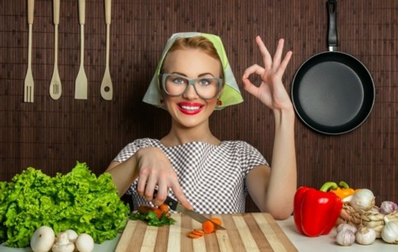 Dietă: De ce te slăbesc salatele