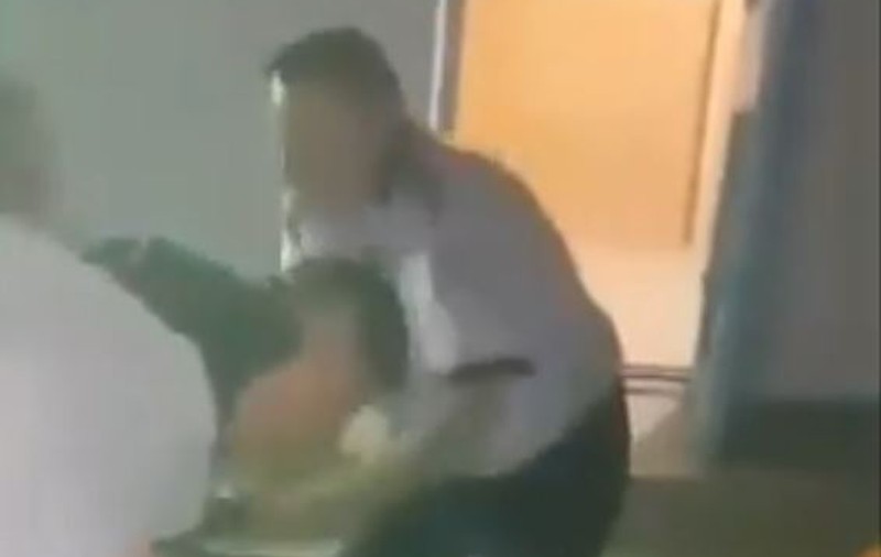 Șofer forțat de polițiști să intre în secția din Mătăsari. Un agent rămâne cu pantofii în mână | VIDEO