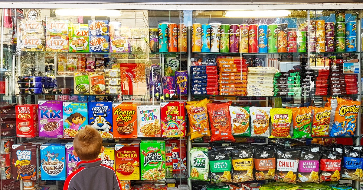 Copil în fața raftului cu dulciuri dintr-un supermarket Foto Shutterstock