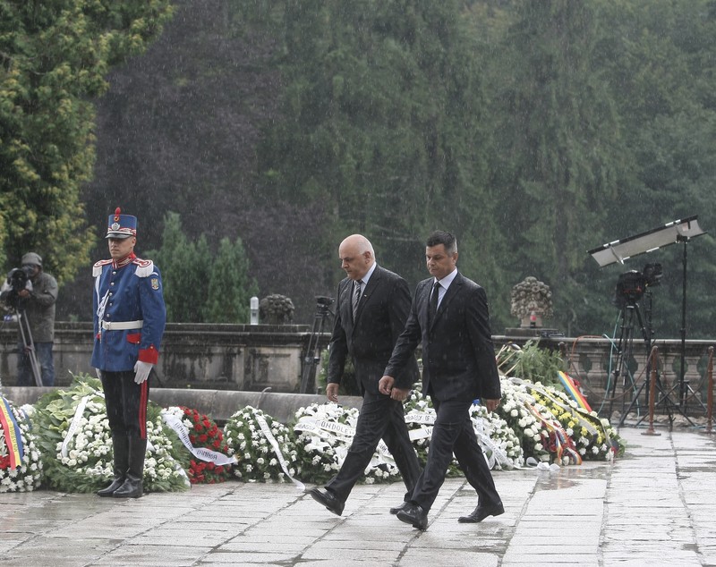 Înmormântarea Reginei Ana. Reprezentanții Caselor Regale au venit cu autocarul, preoții cu limuzina