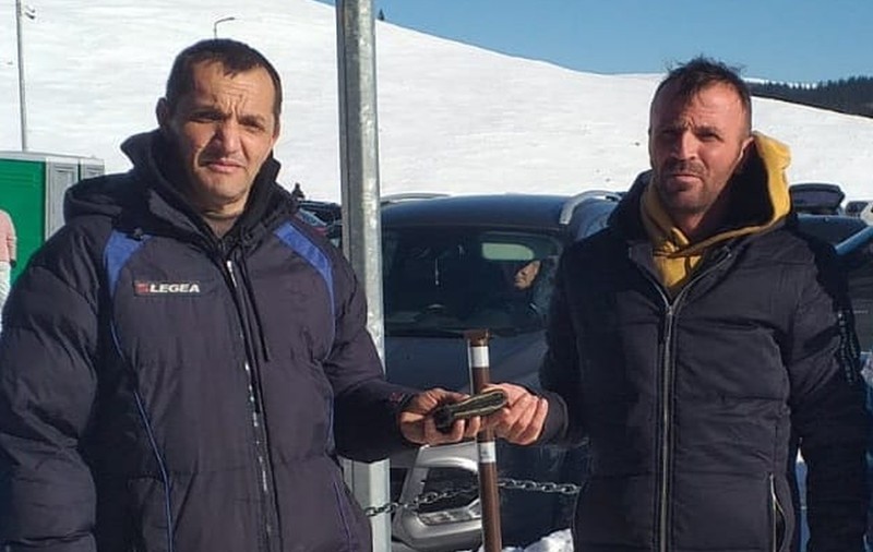 Un jandarm a găsit pe pârtia din Rânca un portofel cu 1.200 de euro, 3.000 de lei şi acte. L-a restituit proprietarului