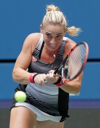 Timea Babos, în timpul meciului cu Simona Halep de la US Open 2016. (FOTO: EPA)