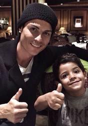 Cristiano Ronaldo a ieşit în oraş cu fiul său.