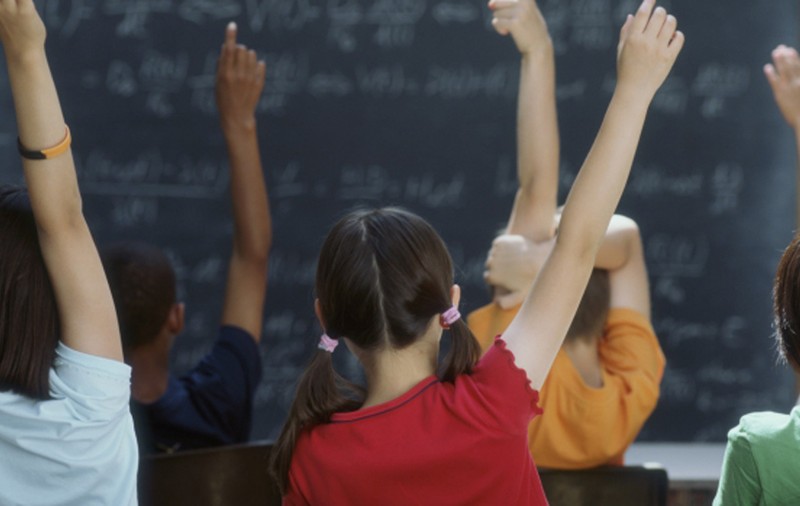 Noul statut al elevului: Telefoanele mobile pot fi folosite în timpul orelor, „în scop educațional”
