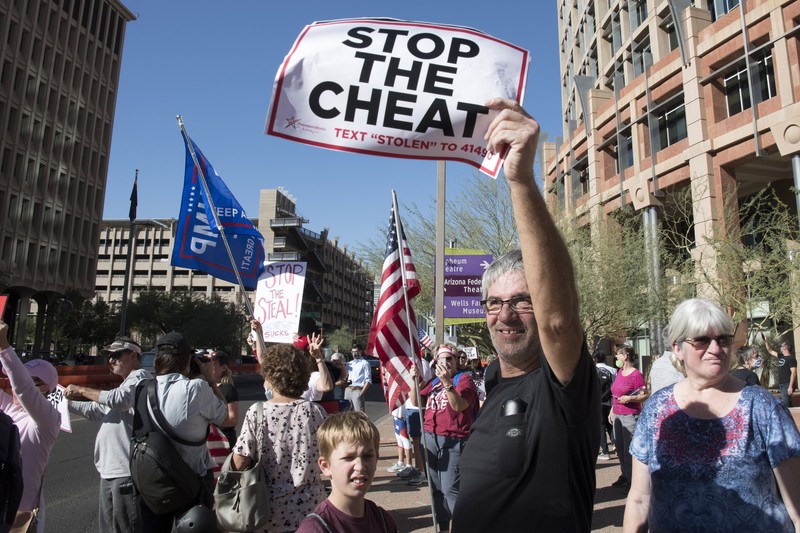 Suporterii lui Trump acuză o fraudare a votului în alegerile prezidențiale din 2020 în Maricopa, Arizona Foto: EPA