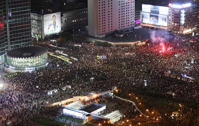 Protest masiv în Polonia:  Zeci de mii de oameni au ieșit în stradă din nou împotriva interzicerii avortului