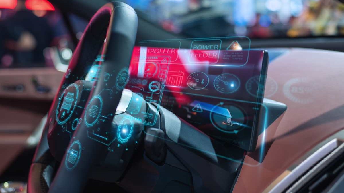 Prim-plan al unui tablou de bord futurist al unei mașini, cu o interfață digitală, afișaje holografice și comenzi avansate.