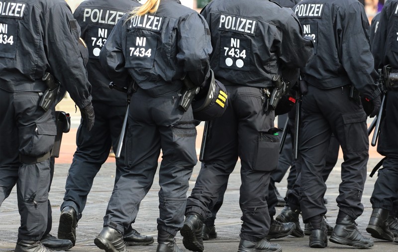Sute de tineri au venit neinvitați la o petrecere privată în Germania. A fost nevoie de intervenția poliției
