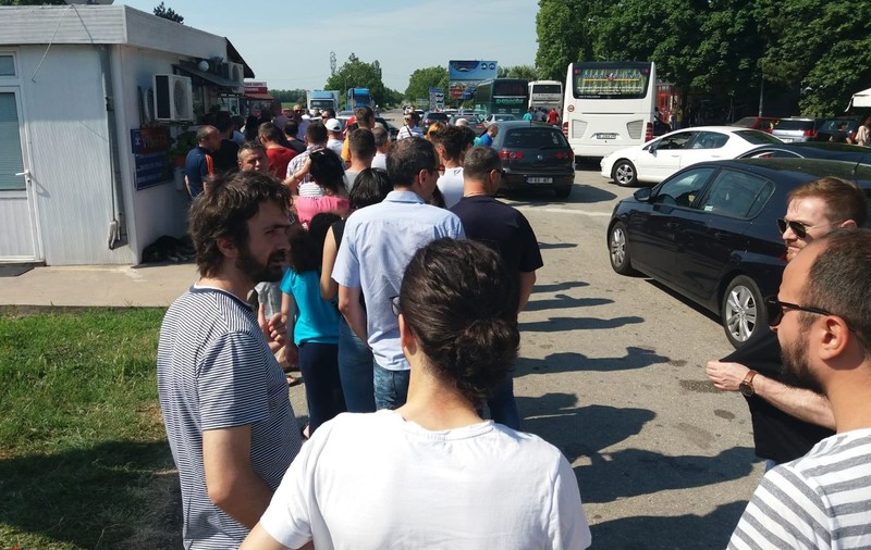 Coadă kilometrică de mașini la frontiera de la Vama Veche. Românii pleacă în vacanță la bulgari/ FOTO&VIDEO