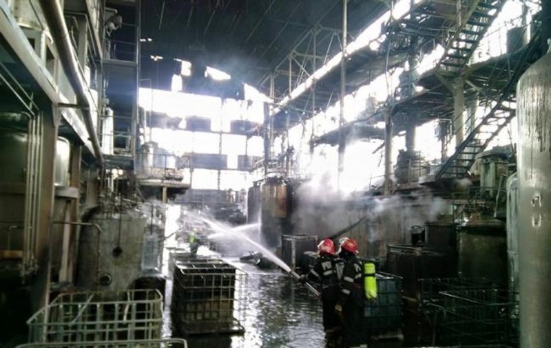 Explozie puternică la o fabrică de parfumuri din Oneşti! Doi oameni au suferit arsuri grave şi au ajuns la spital!
