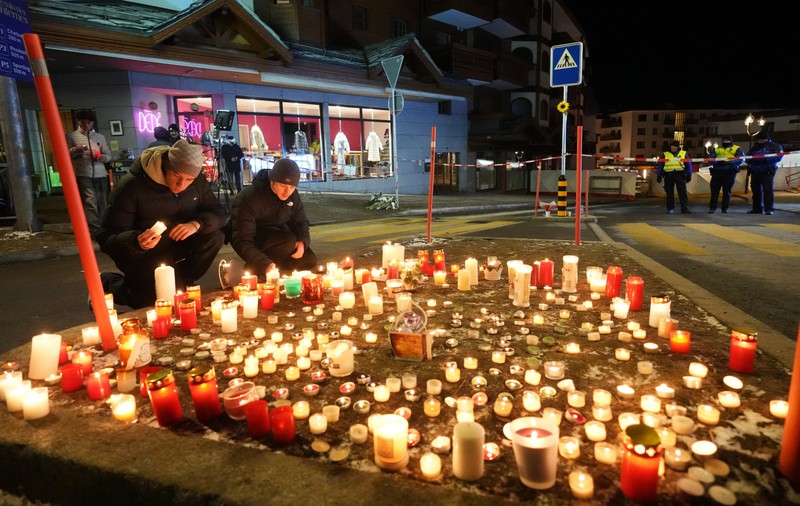 Oscar n-a fost primit în barul care a luat foc în Crans-Montana din cauza aglomerației: „Portarul mi-a salvat viața”. Știe o „intrare secretă”, „dar uitasem codul de acces”