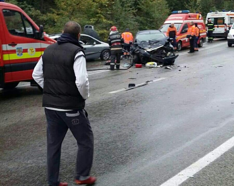 FOTO| Doi morți și mai mulți răniți într-un accident în Olt după ciocnirea a două mașini