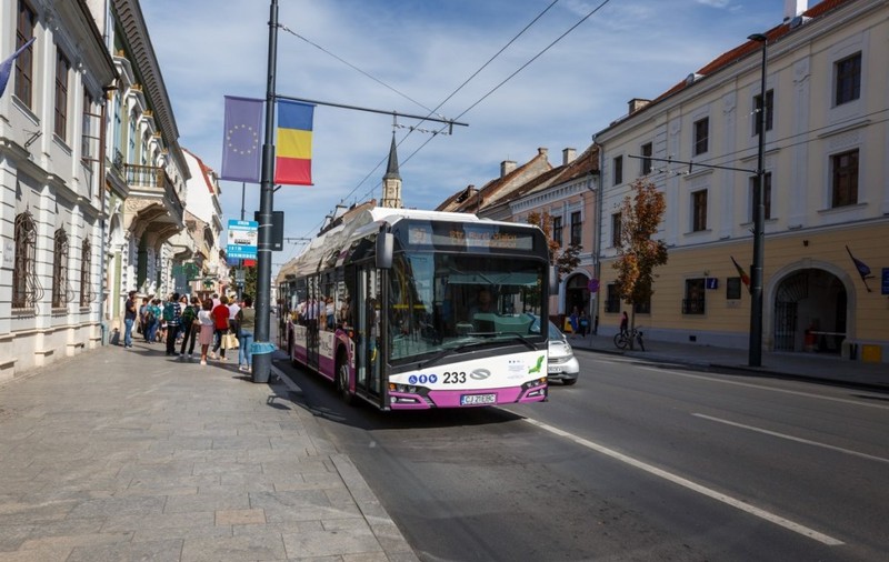 Pensionarii nu mai pot să circule gratis cu autobuzul în Cluj, în anumite intervale orare. Motivul din spatele deciziei