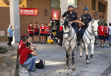 epa07617053 Mounted police on guard as Liverpool soccer fans gather at Felipe II square in Madrid, Spain, 01 June 2019. A fan zone has been placed at the square for Liverpool fans to gather before heading to the Wanda Metropolitano Stadium to attend the 2019 Champions League Final between Liverpool and Tottenham. EPA-EFE/Paco Campos EDITORS NOTE: FACE OF POLICEMAN BLURRED BY SOURCE IN ACCORDANCE WITH SPANISH LAW.