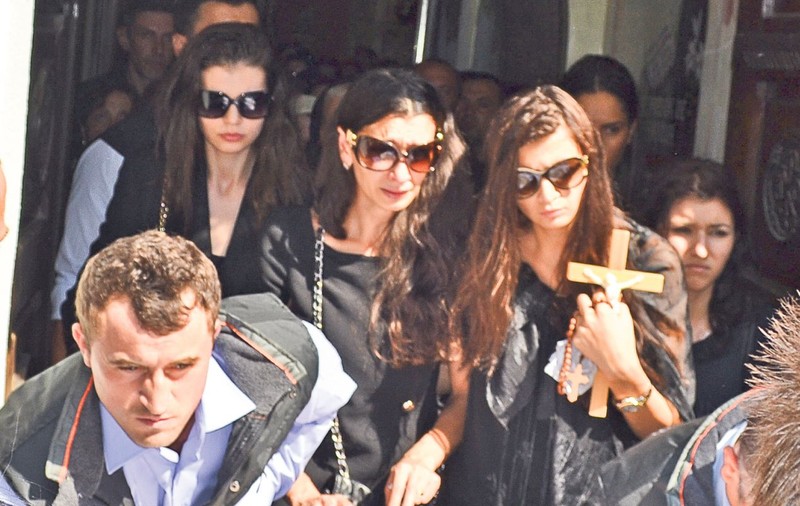 Parastas de 3.000 de euro! Monica şi Ramona Gabor au pus mână de la mână şi au strâns bani pentru pomana de un an a mamei lor, Veronica Bulai