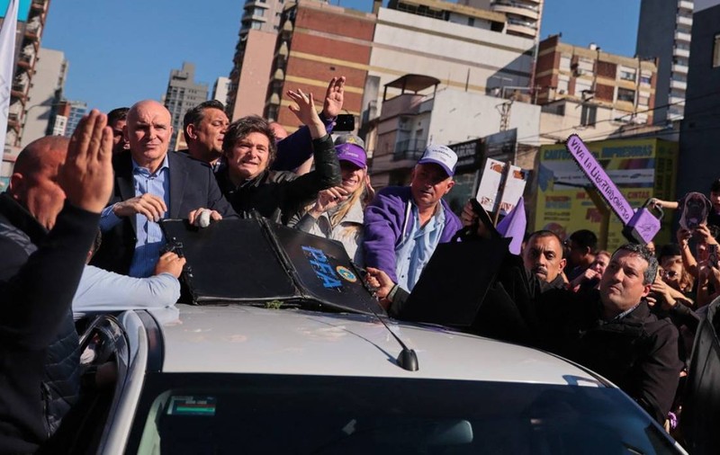 Milei, evacuat de urgență după ce protestatarii au atacat cu pietre mașina sa de campanie în Argentina