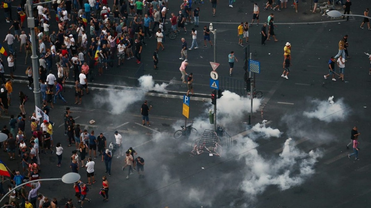 Explicațiile Jandarmeriei, despre gazele lacrimogene folosite în Piața Victoriei. Substanțele sunt autorizate