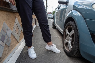 Deși au fost trasate cu vopsea locuri de parcare pe carosabil, șoferii încă parchează pe trotuar - str. Moș Adam / Foto: Vlad Chirea