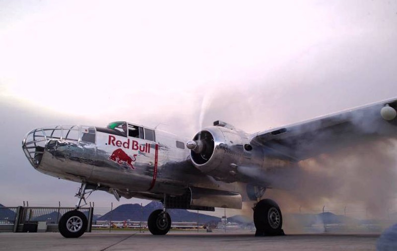 Să ne îngrijorăm? Un bombardier american din al doilea Război Mondial va reveni pe cerul Bucureştiului, la 67 de ani de la terminarea conflictului! | VIDEO