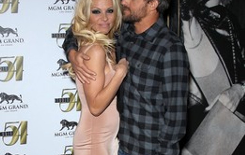Iubitul Pamelei Anderson a făcut-o de râs la petrecerea de Revelion | FOTO
