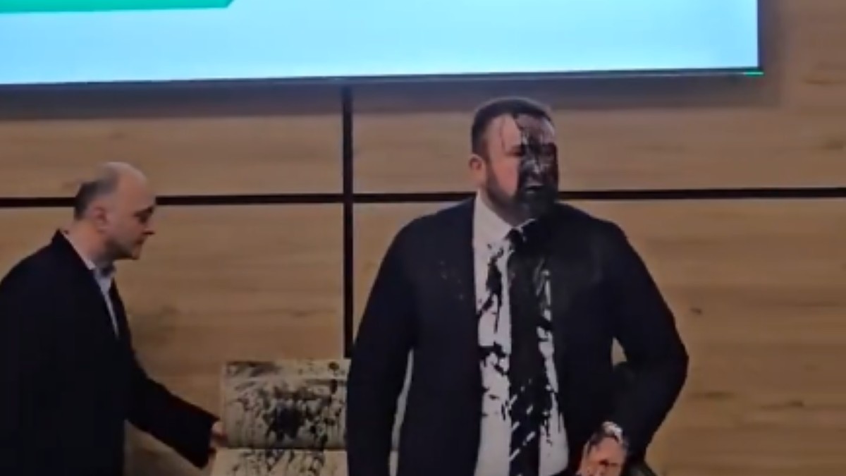 Imagine cu șeful Comisiei Electorale din Georgia după ce a fost stropit cu vopsea