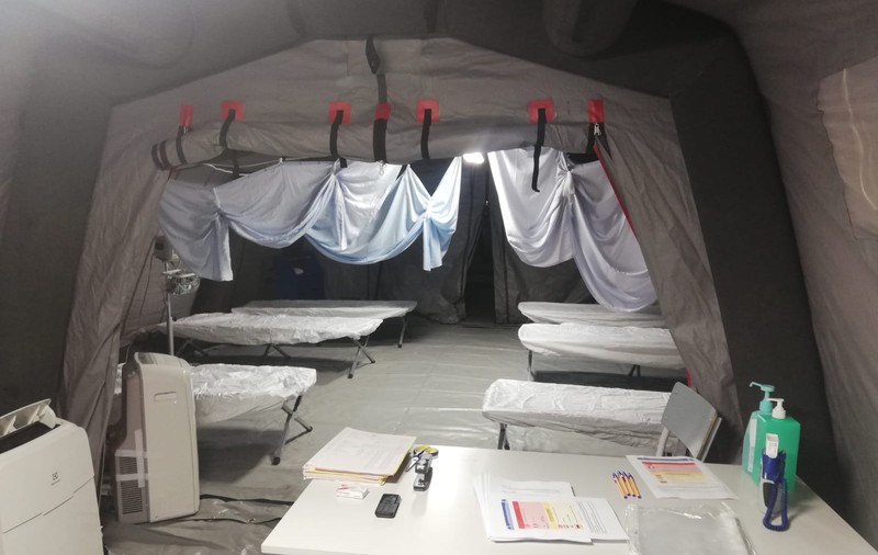 FOTO: Cum arată un cort destinat trierii suspecţilor de coronavirus. Unde a fost montat