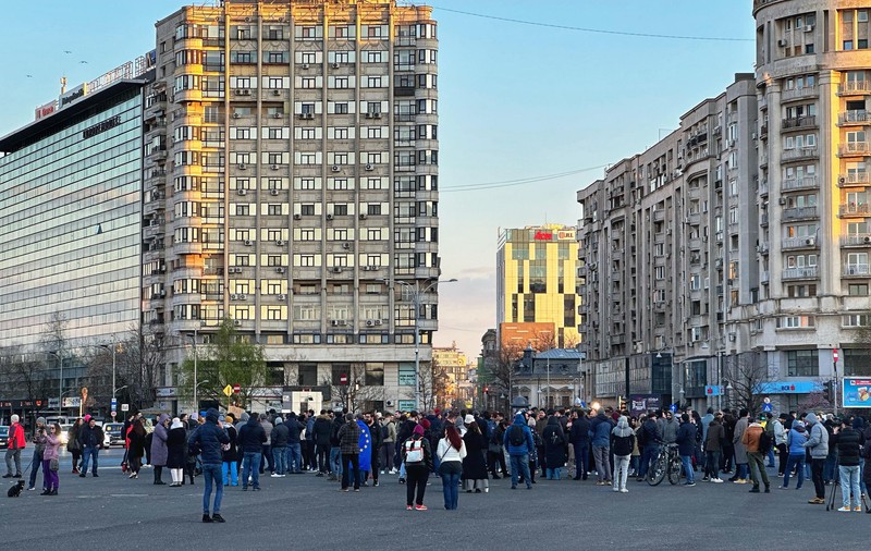 Protest cu zeci de oameni în Piața Victoriei, după ce senatorii au votat pragul de 250.000 de lei pentru abuz în serviciu