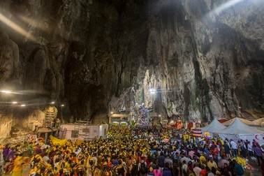 Zeci de mii de pelerini umplu în timpul Thaipusamului peștera de la Batu Caves unde se află templul zeului Murugan.