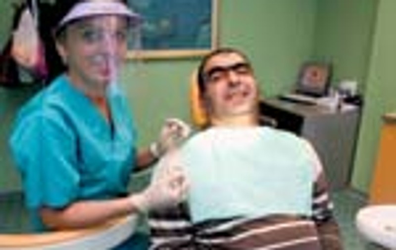 Dentistii romani refac zambetul strainilor