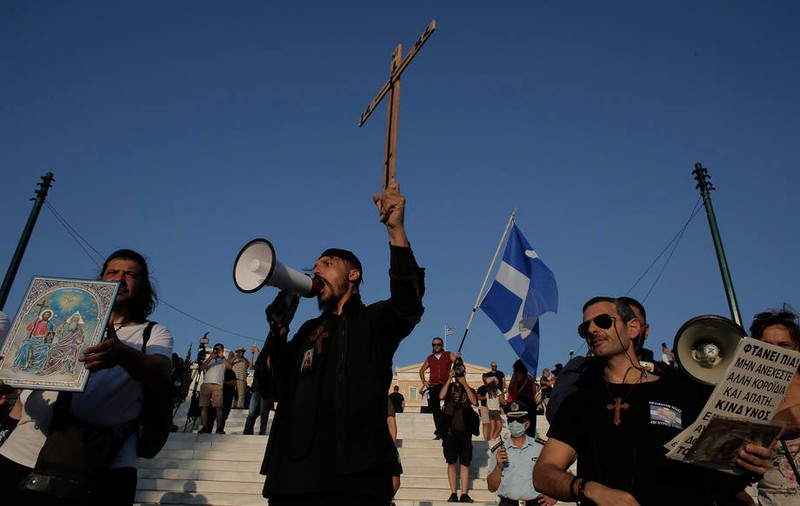 Director de liceu din Grecia încătușat de un grup de antivacciniști și dus la poliție pentru că aplica restricții pandemice