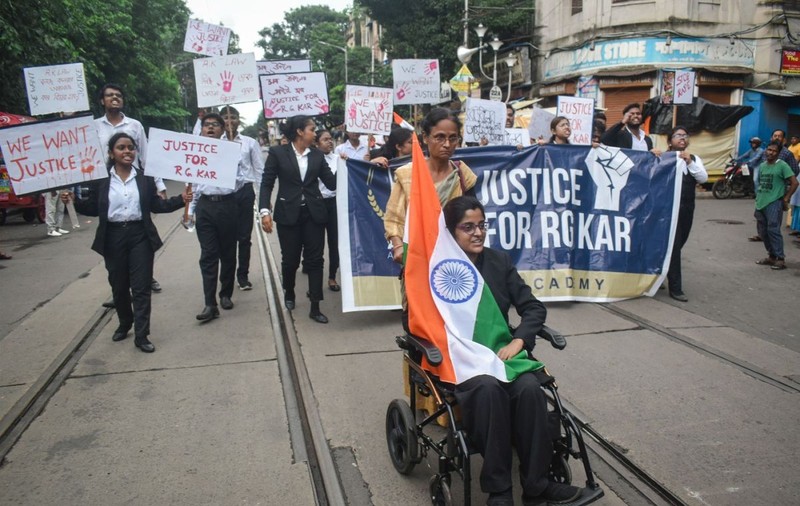 Proteste în 25 de țări după ce o tânără medic stagiar a fost violată și omorâtă într-un spital din India