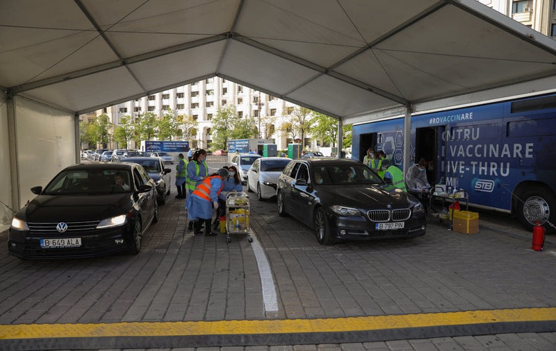 Centrul de vaccinare drive-thru din Piața Constituției, închis miercuri mai devreme, din cauza unei pene de curent