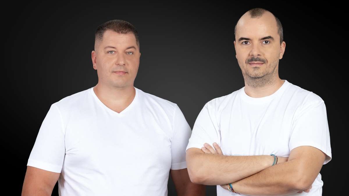 Alex Balint (stânga) și Bogdan Putinică (dreapta) au lansat Outcome1.AI, un startup AI care își propune să ajute IMM-urile românești.