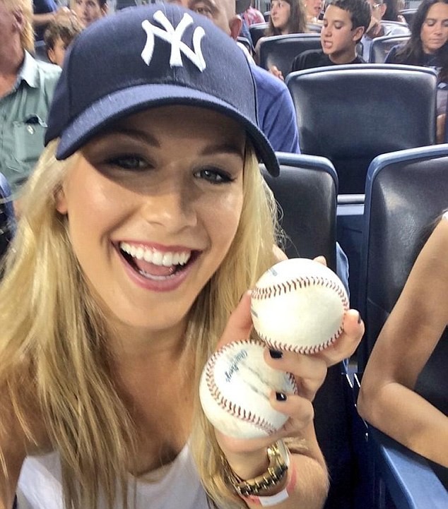 Eugenie Bouchard a prins două minci de baseball pe stadionul celor de la Yankees. foto: Twitter