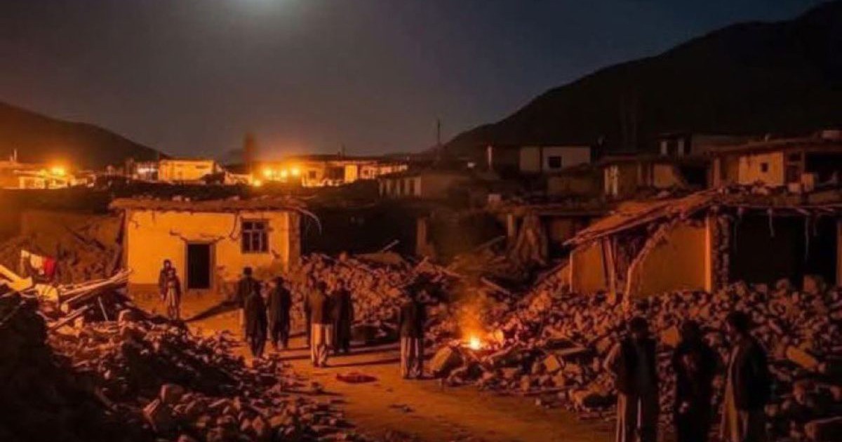 Imagine de noapte cu ruinele unor case prabușite si multi oameni care caută supraviețuitori dupa ce un cutremur puternic a lovit estul Afghanistanului in noapte de 31 august - 1 septembrie, 2025
