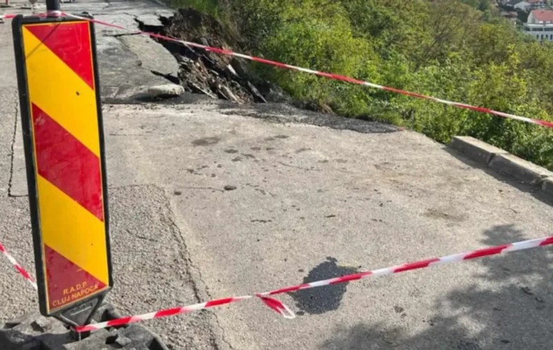 Alunecare de teren pe un șantier din Cluj-Napoca. Există riscul să se extindă înspre locuințele din preajmă