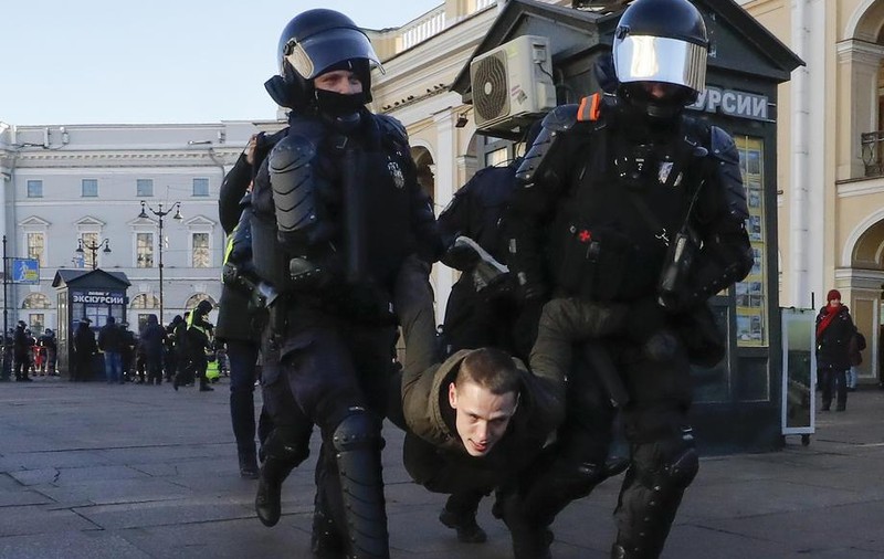„Poate sancțiunile îi vor face pe ruși să iasă la proteste masive. Nu pentru Ucraina, pentru propriul stomac”. Interviu cu un activist din Rusia