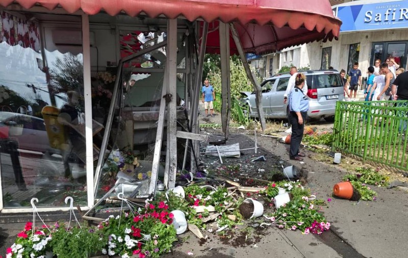 O mașină a spulberat chioșcul unei florării din București. Vânzătoarea a ajuns de urgență la spital