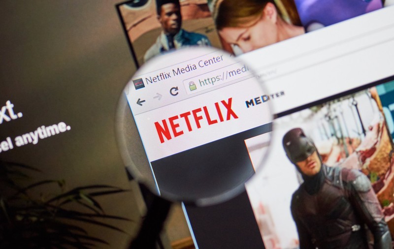 Netflix începe să-i pedepsească pe abonații care-și împart contul cu prietenii