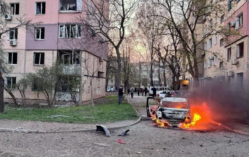 Un atac rusesc ucide 18 oameni, printre care 9 copii, în Krivoi Rog, orașul natal al lui Zelenski: „Țipetele și plânsetele le auzim și acum”