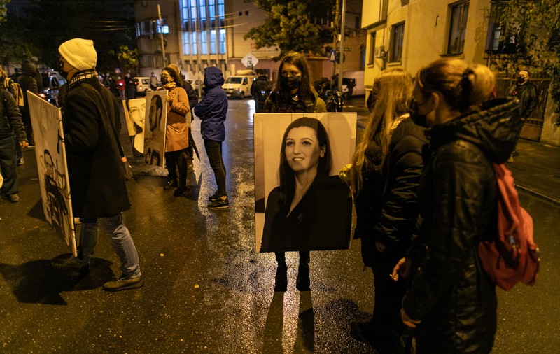 Colectiv 5 ani. Ce spun oamenii care au ieșit pe ploaie la comemorare: ”Statul român este la fel, dar noi, ca societate, suntem mai atenți”