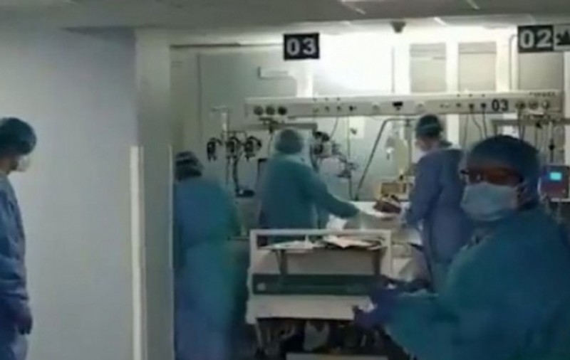 Imagini emoționante într-un spital din Madrid. Medicii sărbătoresc momentul în care un pacient respiră fără aparate