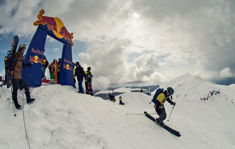 La Câmpul lui Neag, lângă Hunedoara, 110 schiori și snowboarderi au cucerit muntele!