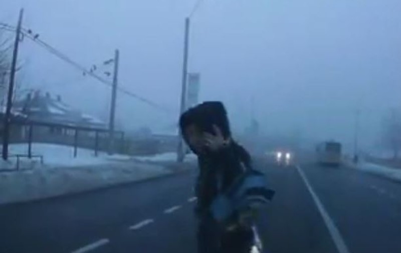 VIDEO / Accident evitat în ultima clipă, la Iași. O mamă a traversat neregulamentar, cu fiica sa de mână
