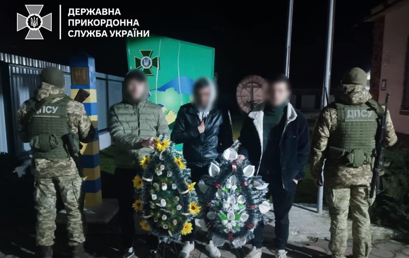 Doi ucraineni au vrut să treacă granița spre România, susținând că merg „la înmormântarea bunicii”. Cumpăraseră coroane și plătiseră 2.000 de dolari unui taximetrist