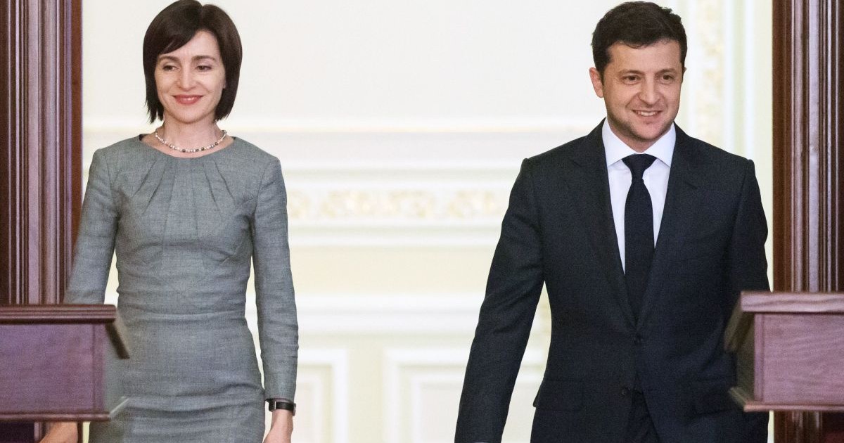 Maia Sandu și președintele Ucrainei Volodimir Zelenski sosesc la o conferință de presă comună. Amândoi sunt cu zâmbetul pe buze