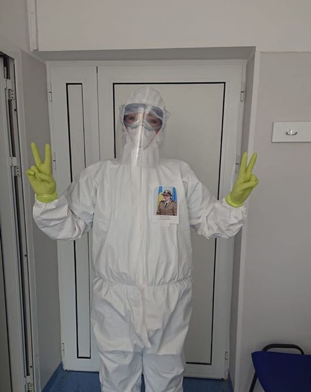 Cadrele medicale au găsit soluția prin care să empatizeze cu pacienții. Zâmbesc din fotografiile lipite pe combinezoane