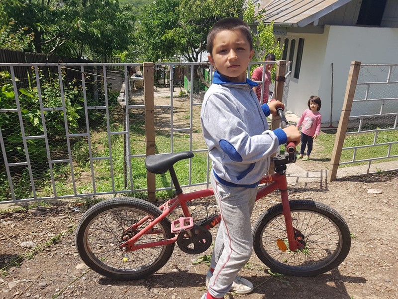 Emi și bicicleta pe care n-o mai poate folosi
