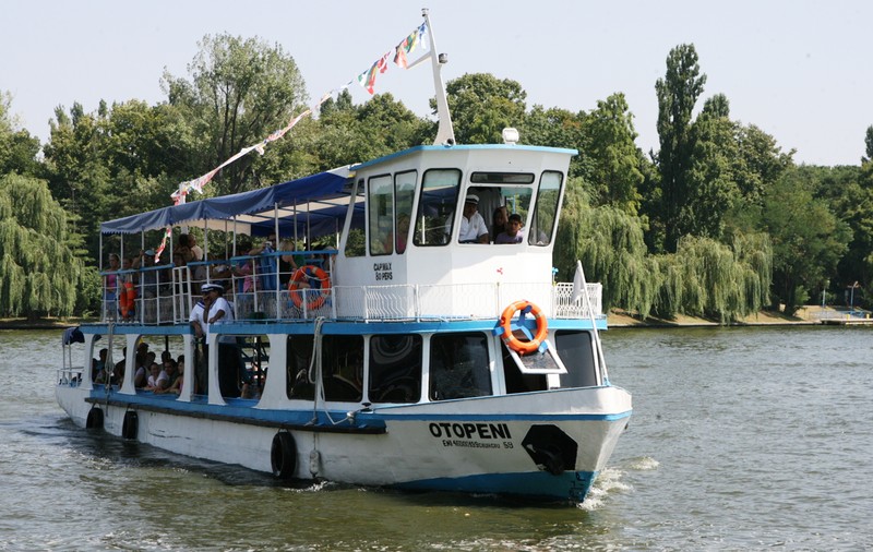 Plimbări gratis cu vaporaşul pe lacul Herăstrău
